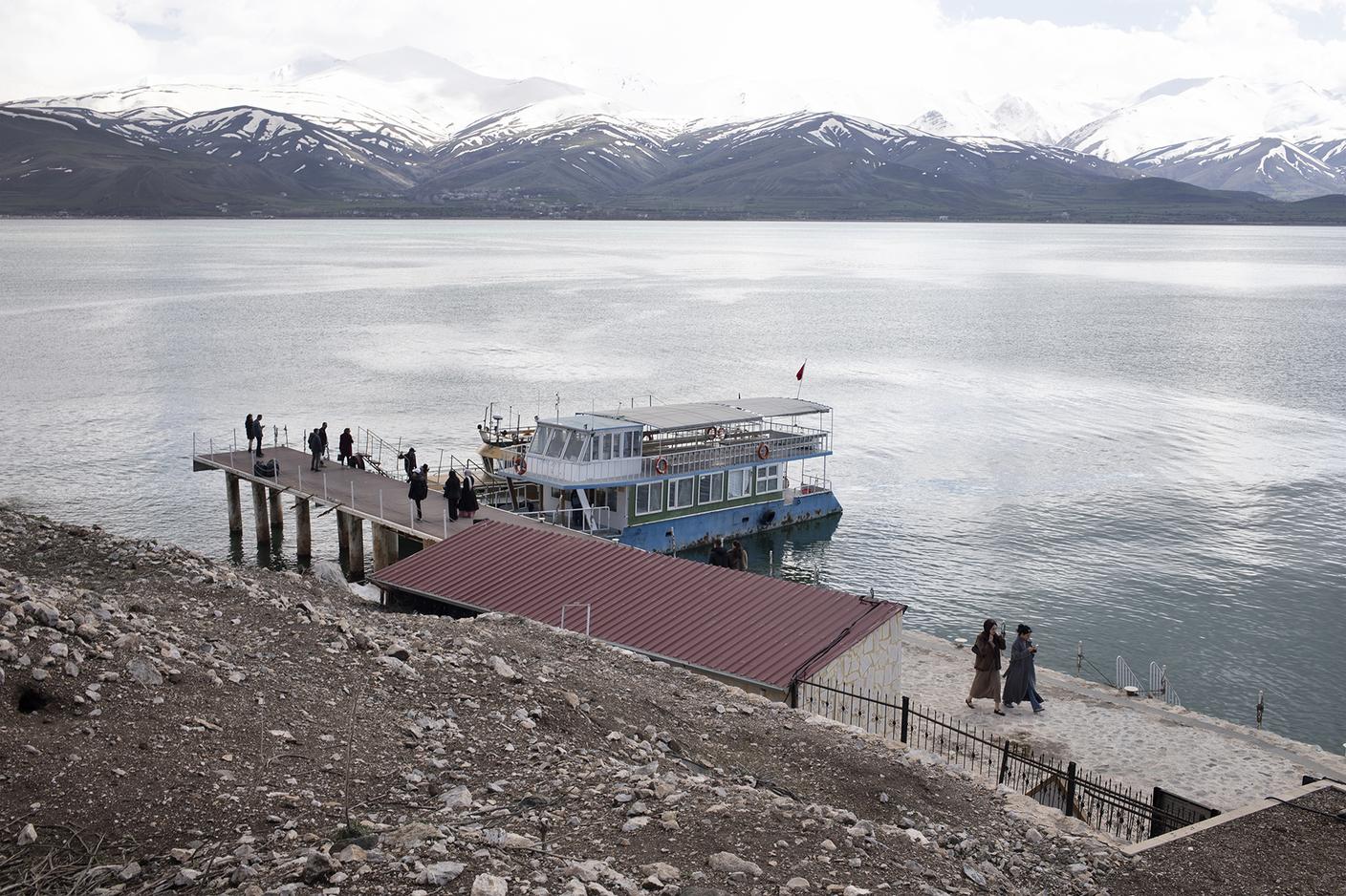 L’approdo sull’isola di Akdamar dove si trova la Cattedrale della Santa Croce, memoria della storia armena della regione.