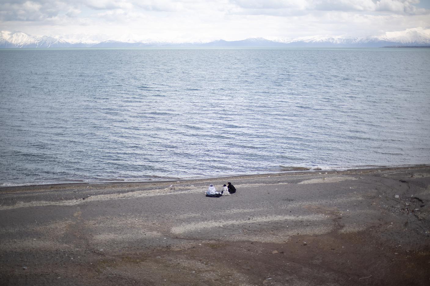 Tre ragazze chiacchierano su una spiaggia del Lago di Van.