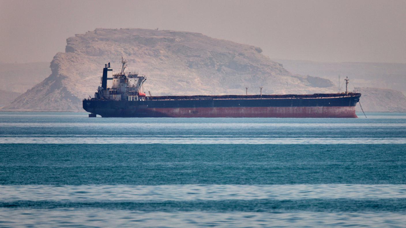 Una nave cargo ancorata nello Stretto di Hormuz