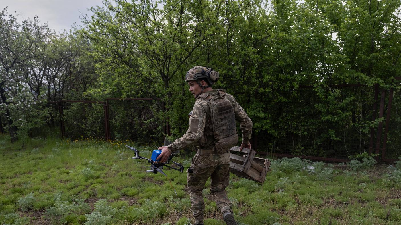 Un soldato ucraino nel Donbass, in una fotografia scattata il 7 maggio