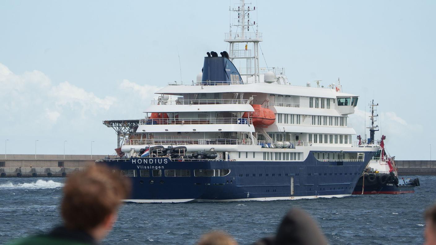 La nave Hondius a Tenerife in una fotografia scattata l'11 maggio