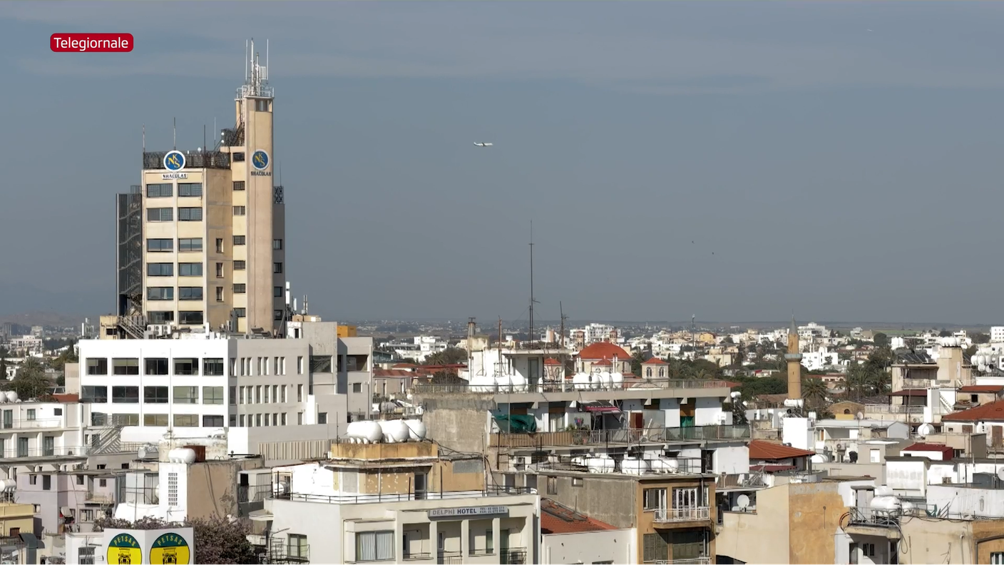 Sullo sfondo, la Torre Shacolas, situata nella parte vecchia di Nicosia, è il palazzo più alto dell'isola