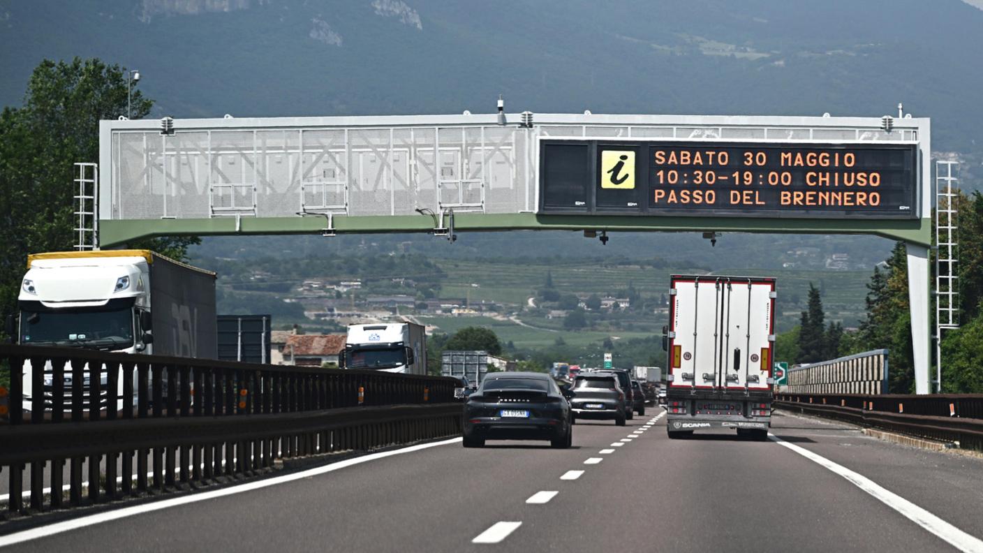 Il messaggio sull'autostrada che annuncia la chiusura del Brennero dalle ore 11 alle 19, 28 maggio 2026
