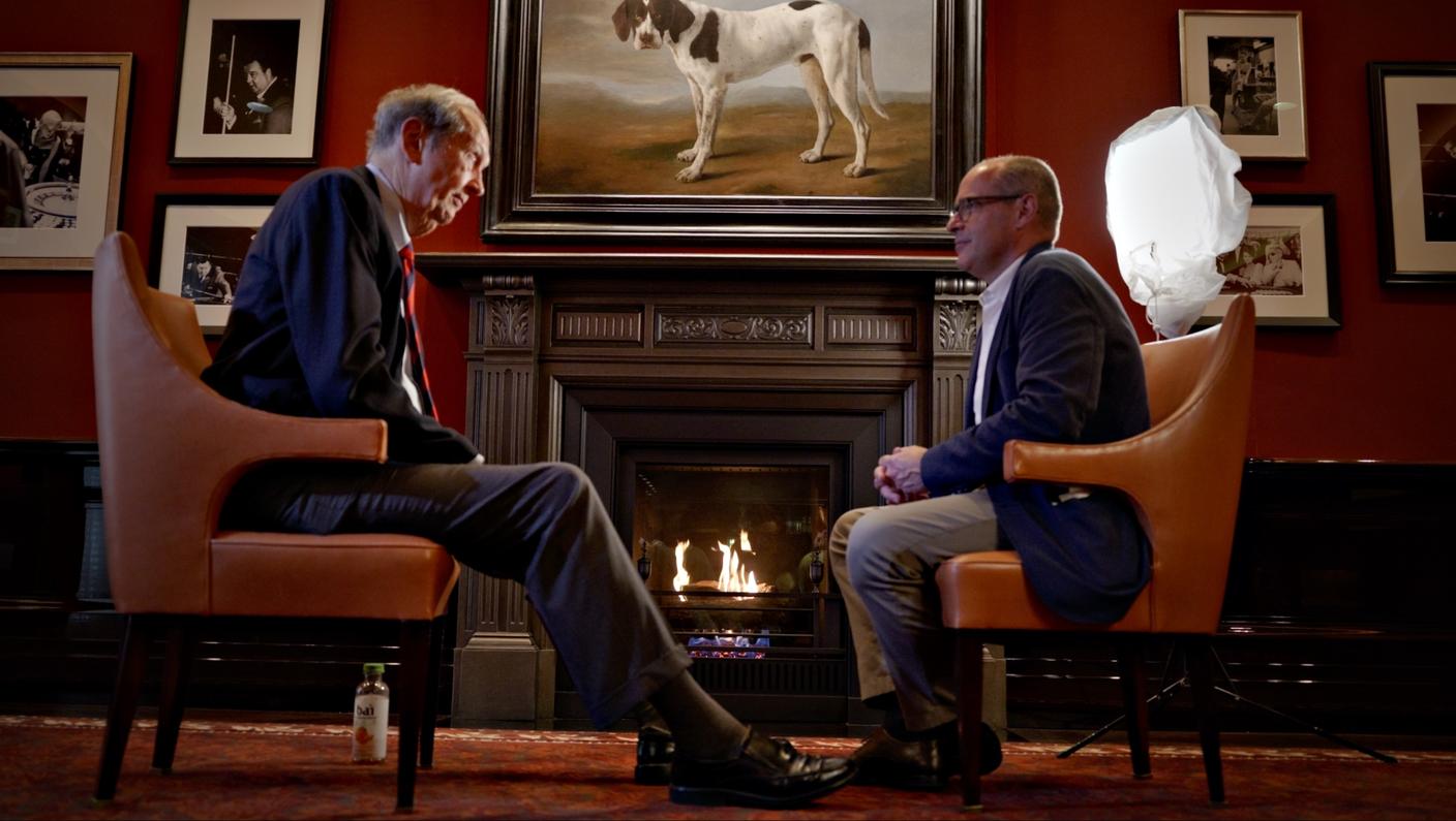 Bill Bradley con Massimiliano Herber durante l’intervista a New York
