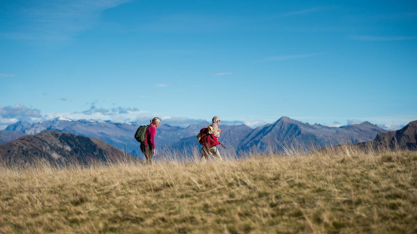 Escursionisti su un sentiero verso il Monte Lema in un'immagine d'archivio
