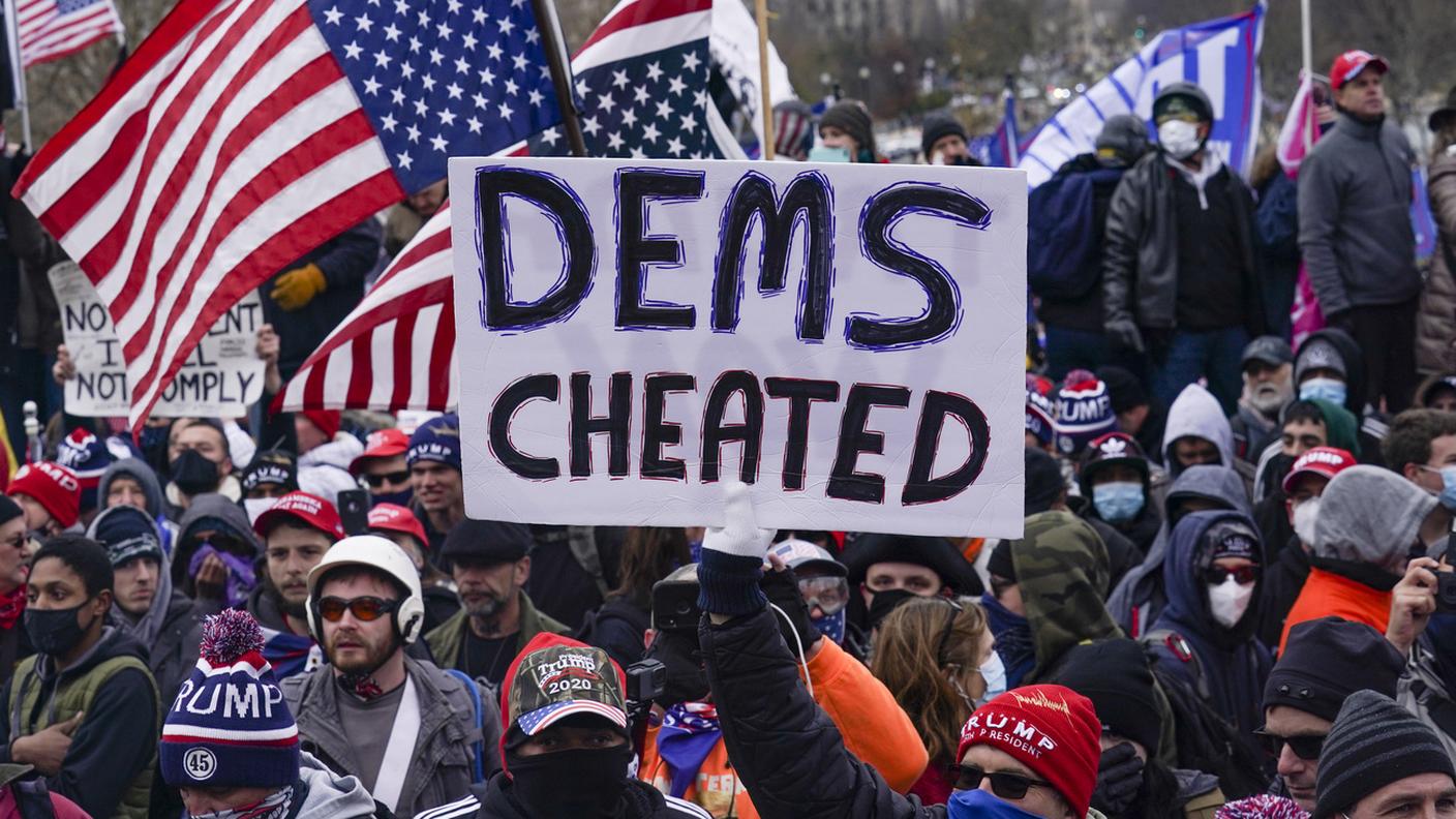 I sostenitori di Trump si radunano davanti al Campidoglio, mercoledì 6 gennaio 2021, a Washington. Mentre il Congresso si prepara a confermare la vittoria del presidente eletto Joe Biden, migliaia di persone si sono riunite per mostrare il loro sostegno al presidente Donald Trump e alle sue accuse di frode elettorale.
