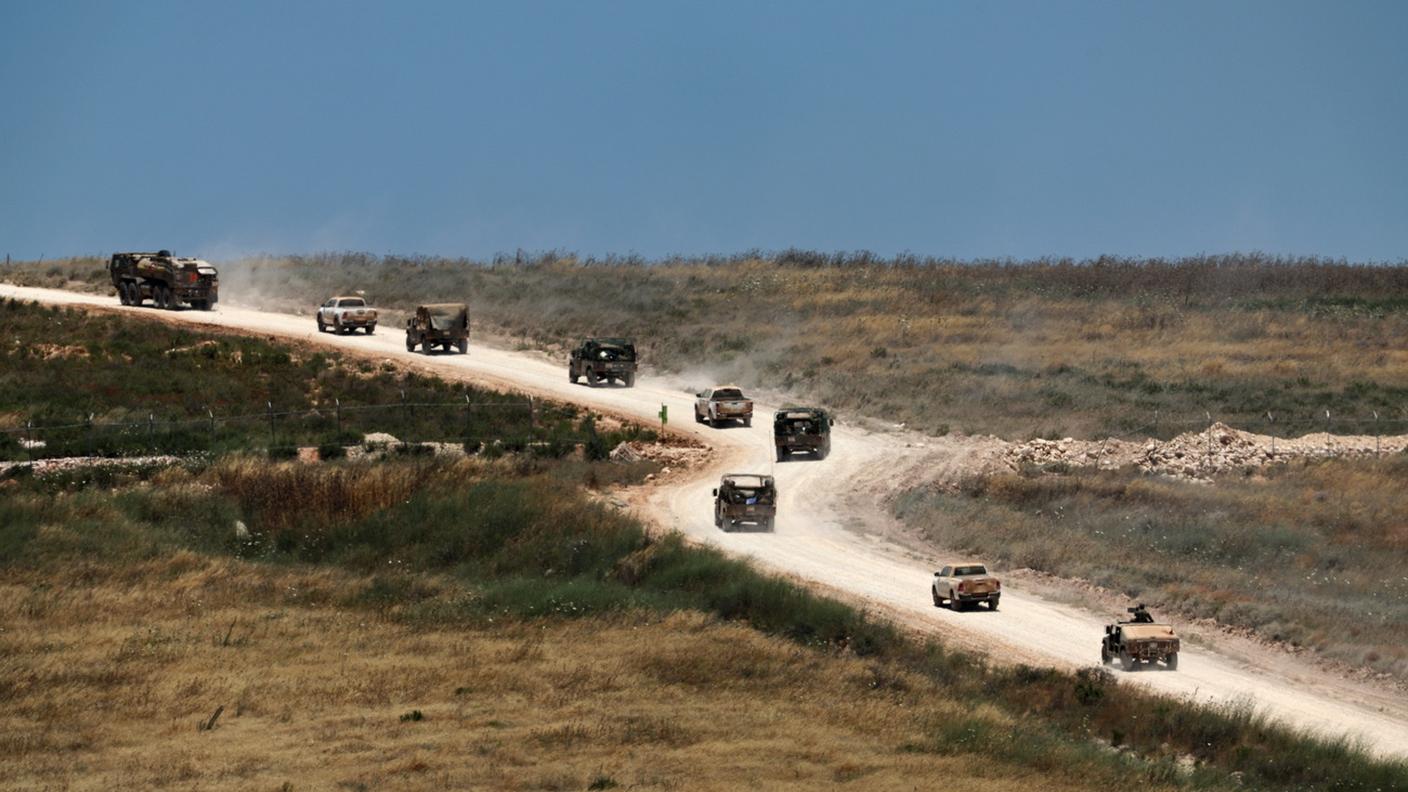 Veicoli militari israeliani lungo il confine col Libano