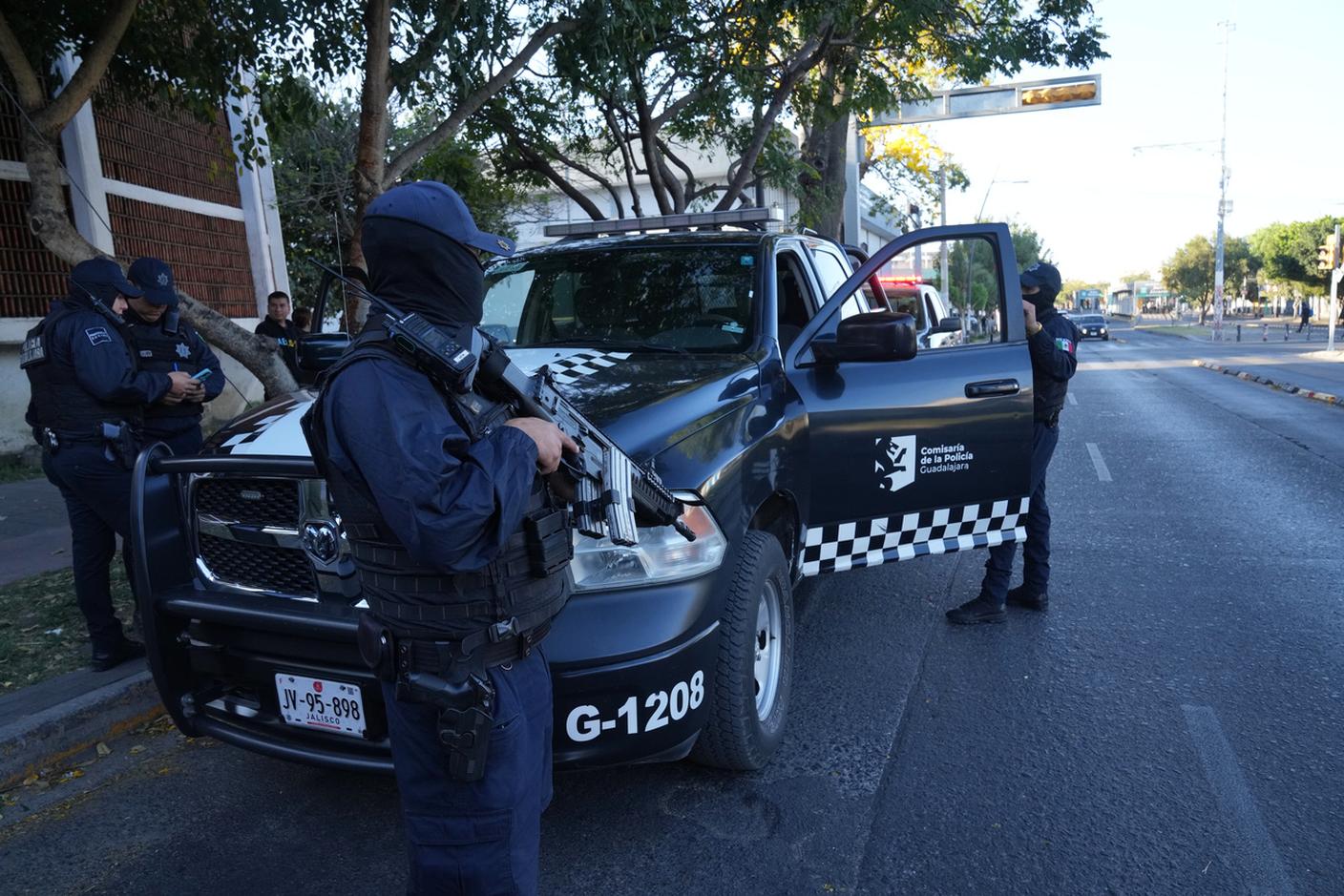 La polizia schierata il giorno dopo la morte de El Mencho