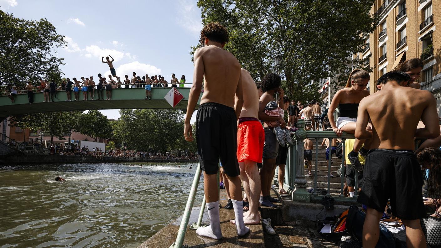 Parigi: tuffi nel canal Saint-Martin per rinfrescarsi