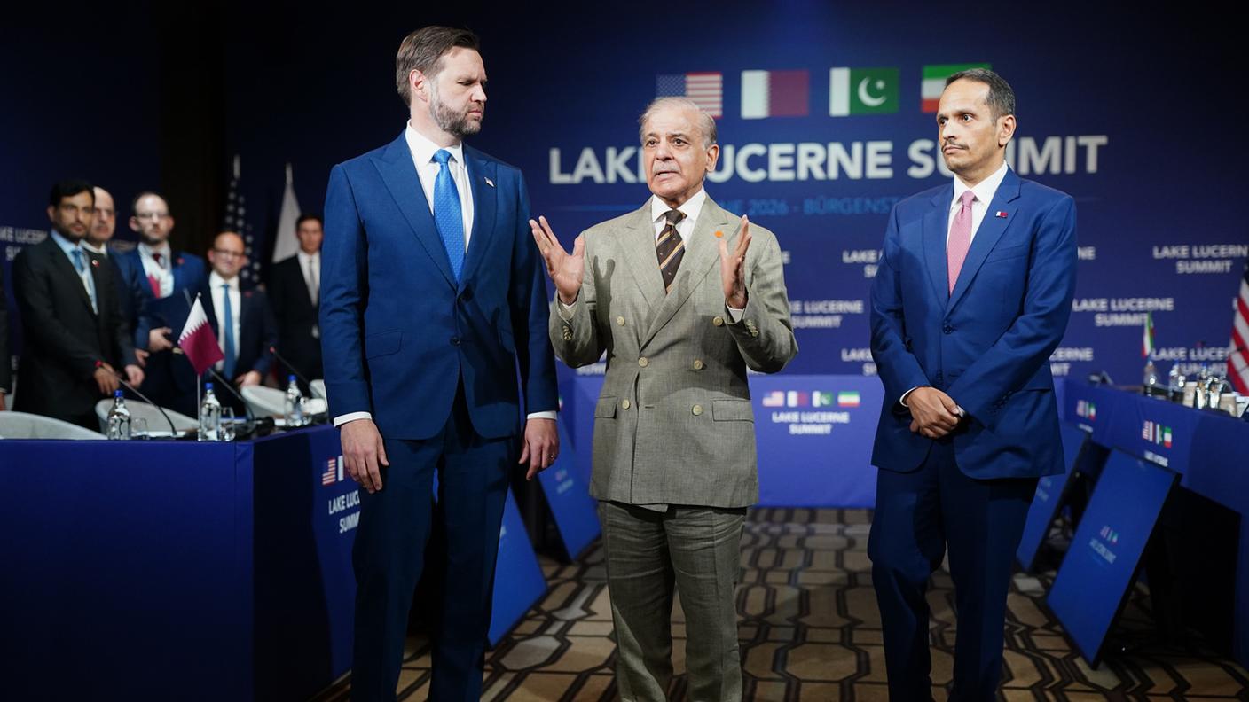 Il vicepresidente USA JD Vance (s), il premier pachistano Shehbaz Sharif e il ministro degli esteri qatariota Mohammed bin Abdulrahman bin Jassim Al Thani