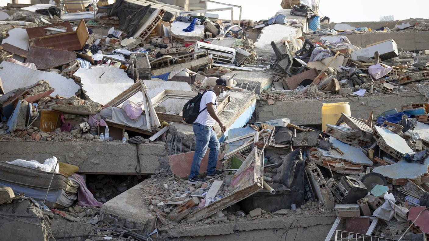 Un uomo cammina tra gli edifici distrutti dal terremoto a Catia La Mar, in Venezuela, il 26 giugno 2026.
