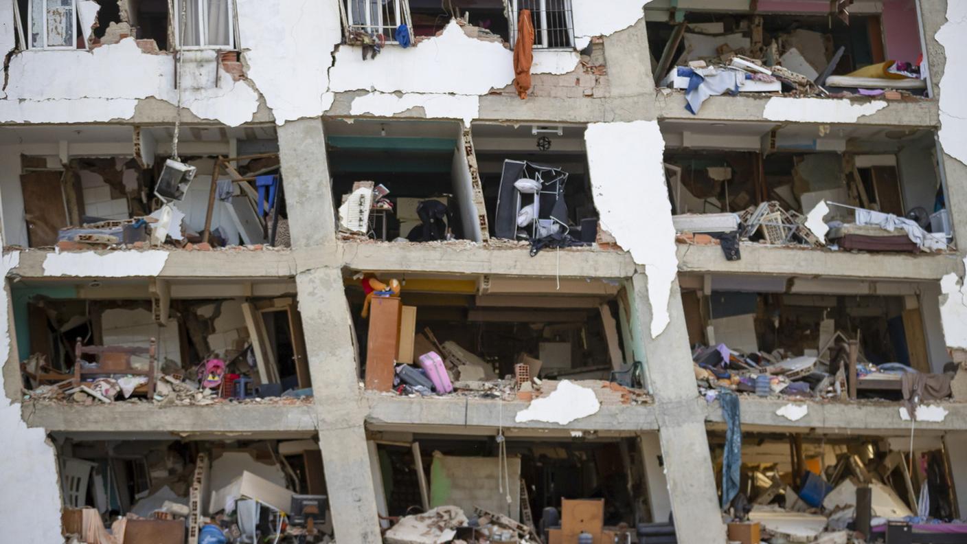 Un edificio distrutto dai terremoti è visibile a Catia La Mar, in Venezuela, il 26 giugno 2026.