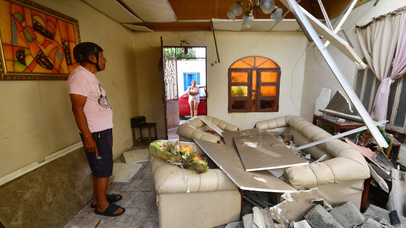 Un uomo si trova all’interno della sua casa danneggiata a Morón, vicino all’epicentro dei due terremoti che hanno colpito il Venezuela il giorno precedente, giovedì 25 giugno 2026.
