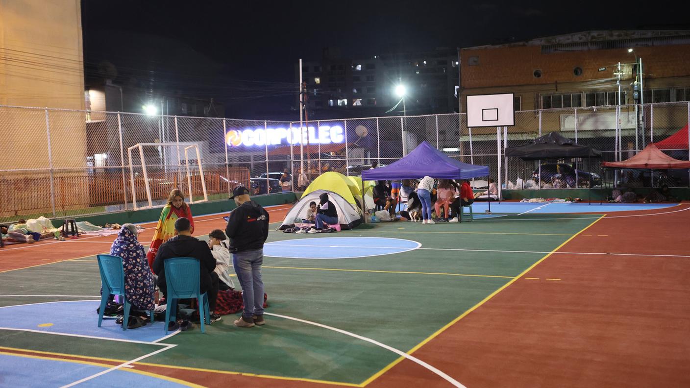 Persone accampate su un campo sportivo dopo il terremoto a Caracas, in Venezuela, giovedì 25 giugno 2026.
