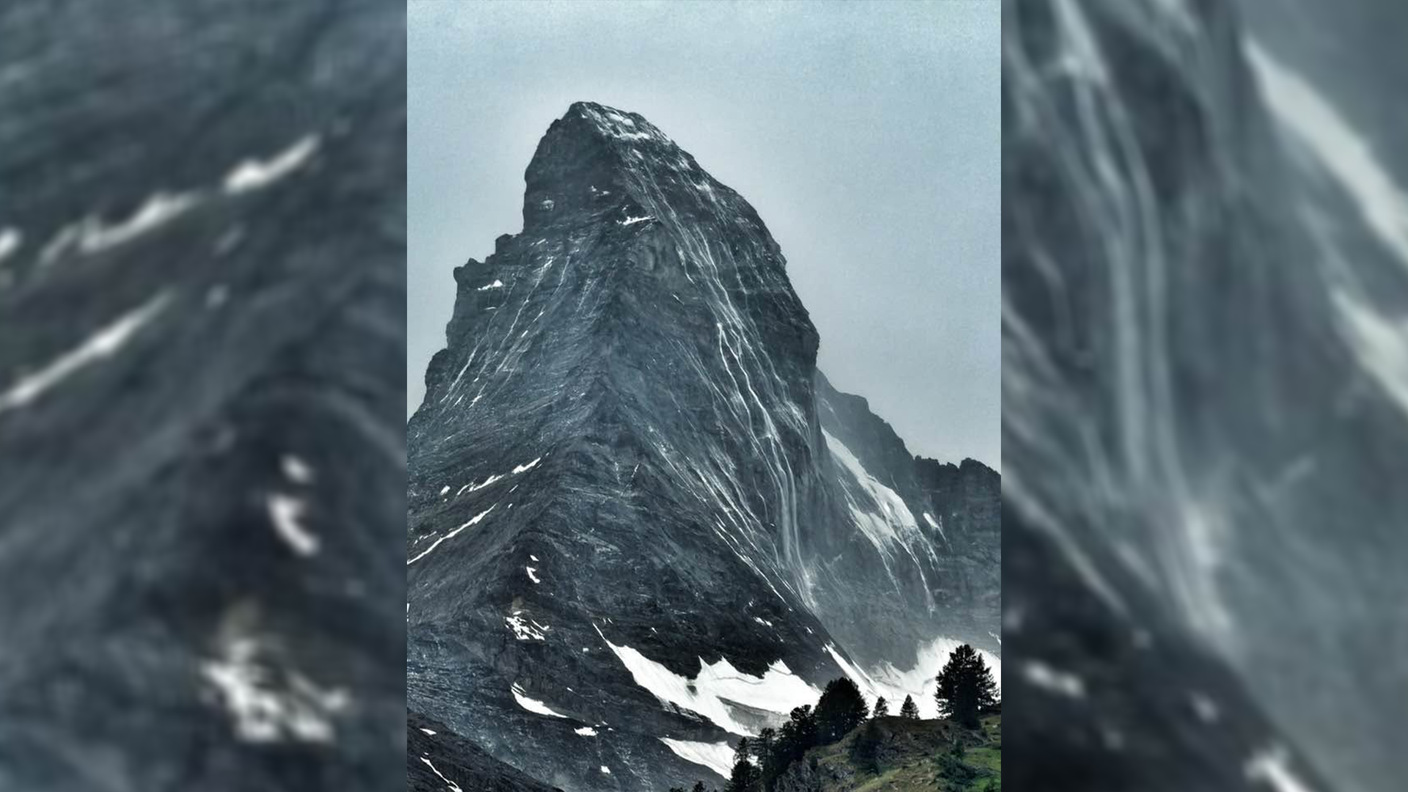 25 giugno 2026: lungo la parete nord del Matterhorn cadono cascate d'acqua piovana 