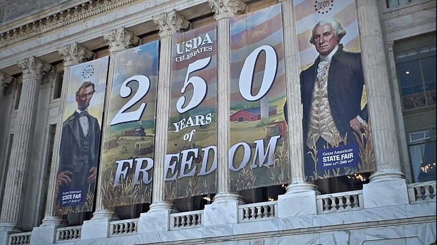 Alcuni dei drappi appesi negli edifici pubblici di Washington per celebrare i 250 anni dell’Indipendenza