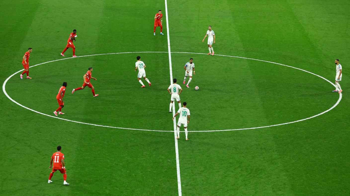 2026-07-03T030244Z_1143674061_UP1EM7308GI3A_RTRMADP_3_SOCCER-WORLDCUP-SWI-DZA.JPG