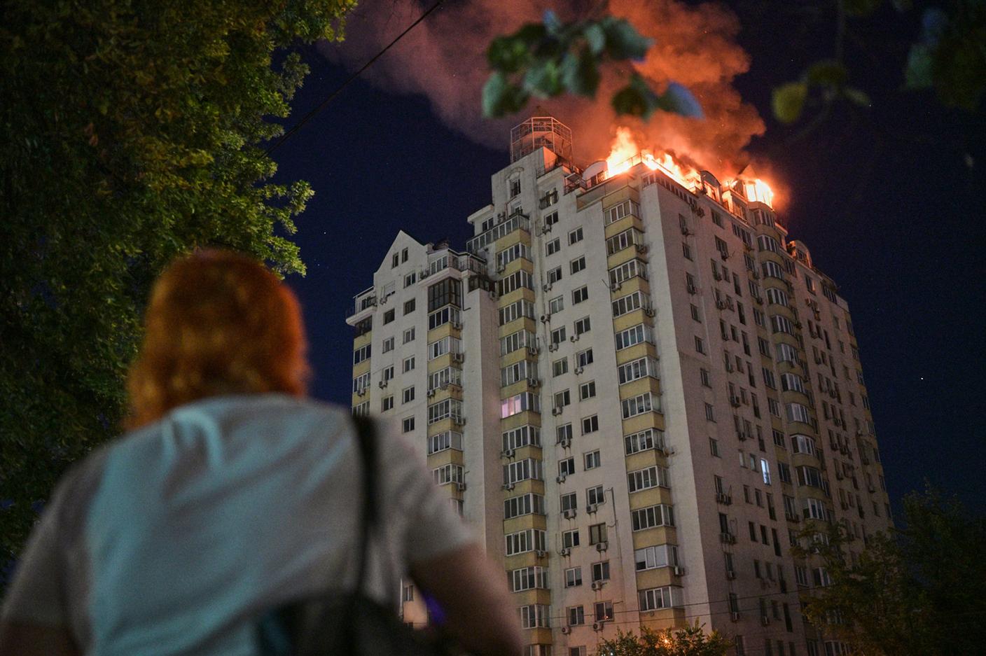 Un appartamento in fiamme a Kiev dopo essere stato colpito da un missile