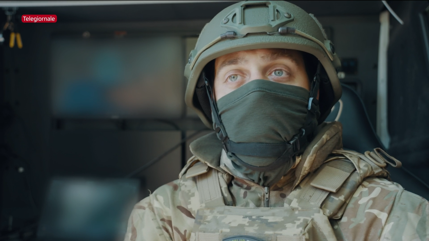 Un militare ucraino pilota di droni intercettori