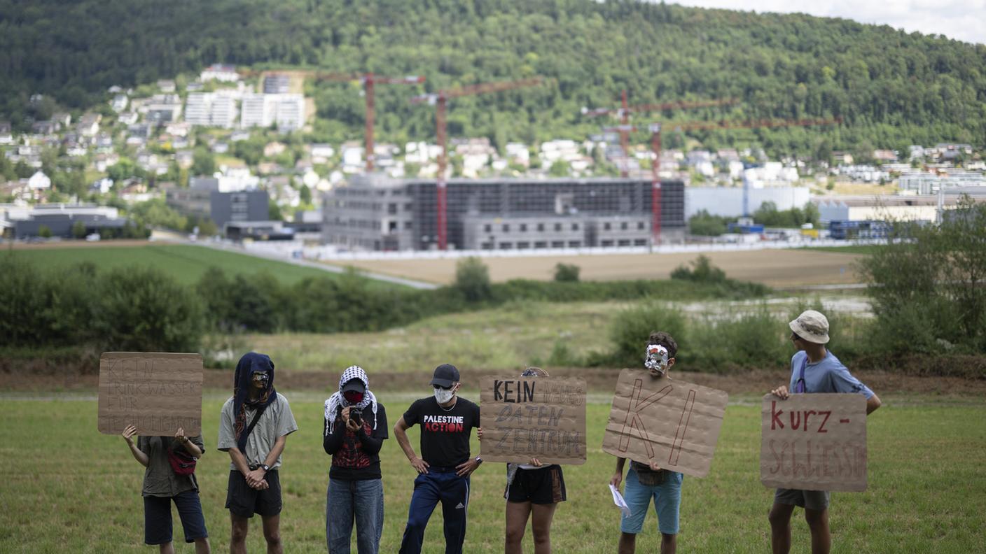 Il confronto con gli attivisti dovrebbe ora proseguire in una sala conferenze nella città di Sciaffusa