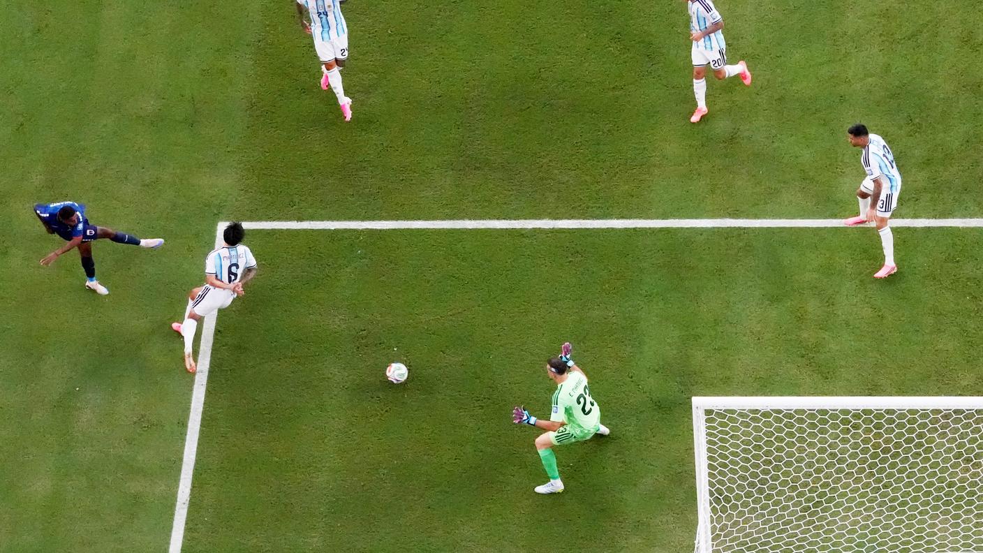 2026-07-03T232114Z_1276333634_UP1EM731SVDS2_RTRMADP_3_SOCCER-WORLDCUP-ARG-CPV.JPG