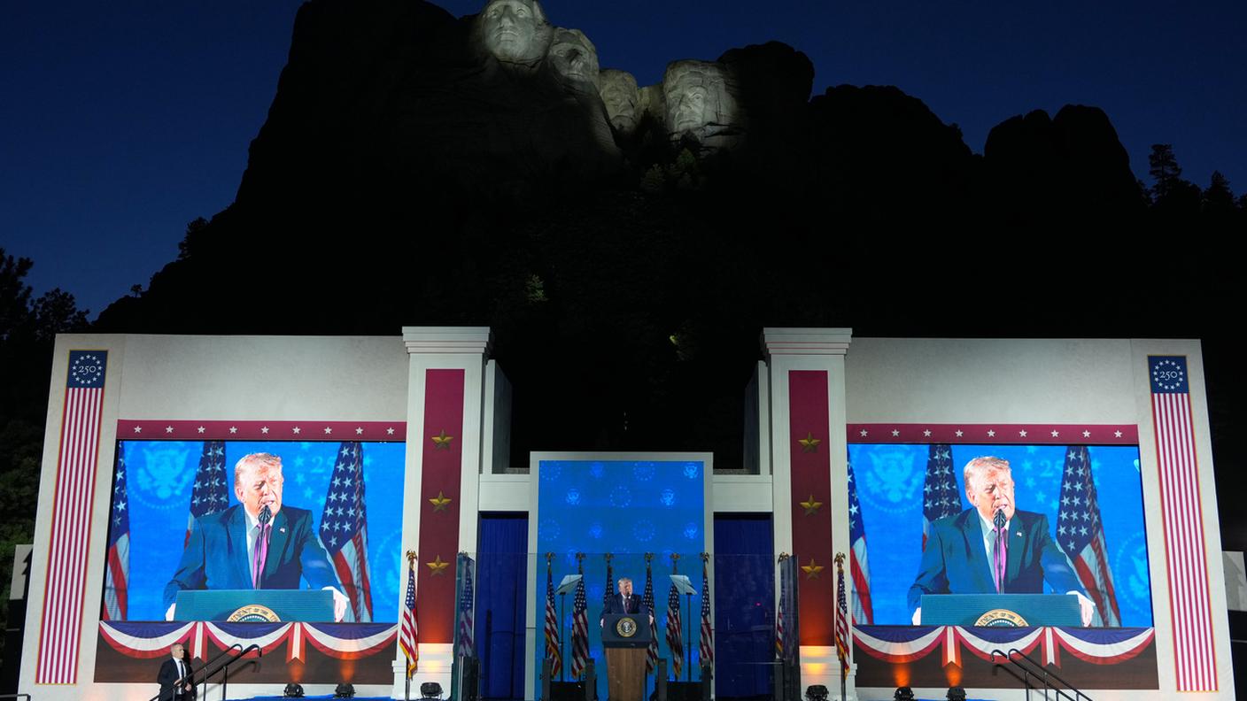 Trump, e sullo sofndo il Mount Rushmore