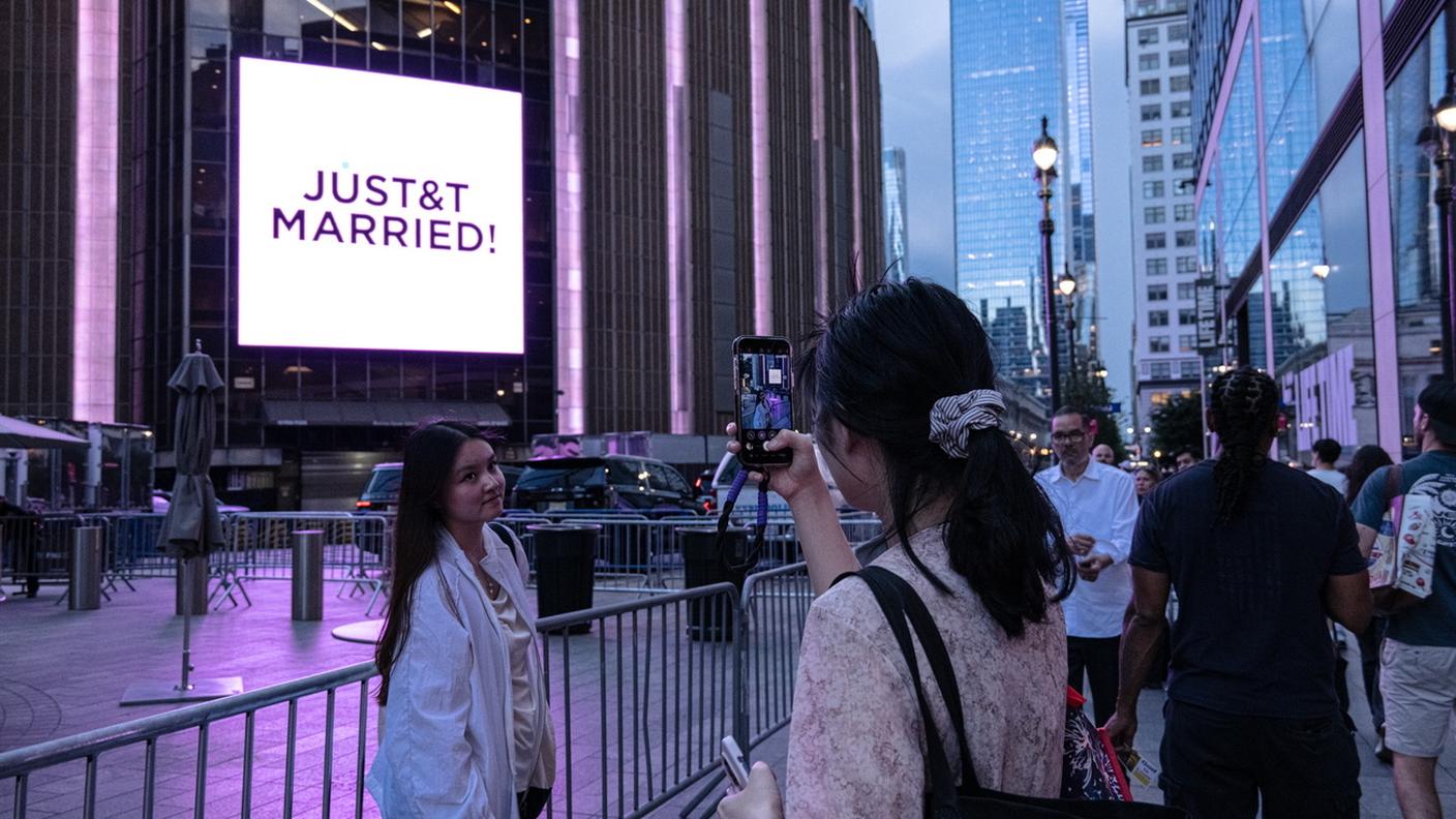Swifties (fan di Taylor Swift), scattano foto all'esterno del Madison Square duirante le celebrazioni del matrimonio 