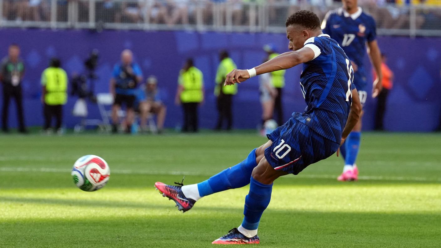 2026-07-04T223123Z_750036351_UP1EM741QKA1Q_RTRMADP_3_SOCCER-WORLDCUP-PRY-FRA.JPG
