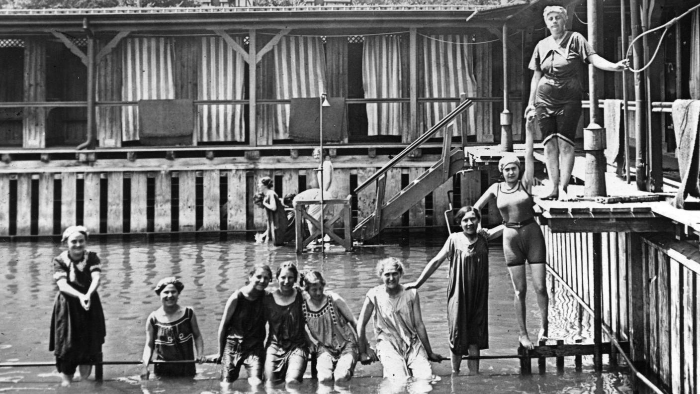 Il Frauenbad Stadthausquai di Zurigo, stabilimento balneare riservato alle donne, fondato nel 1837