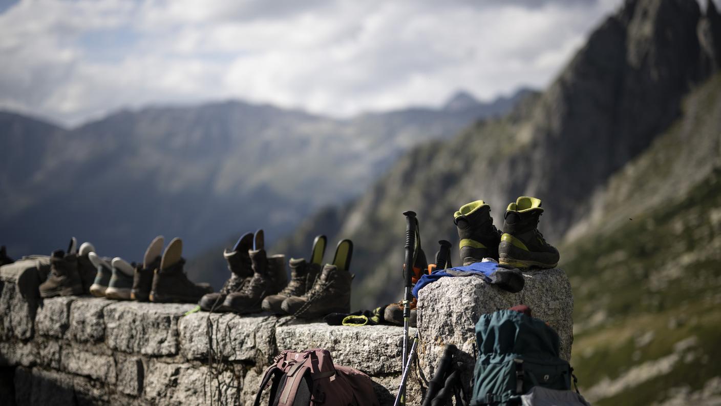 Scarponi da escursionismo davanti alla capanna Sciora del CAS, fotografati venerdì 22 agosto 2025 a Bondo. Il 23 agosto 2017 il Piz Cengalo fu interessato da una frana seguita da colate detritiche che portarono alla chiusura della capanna per diversi anni. La struttura è stata successivamente riaperta grazie alla realizzazione di un nuovo sentiero, situato al di fuori della zona di pericolo e caratterizzato da diversi ponti sospesi. 