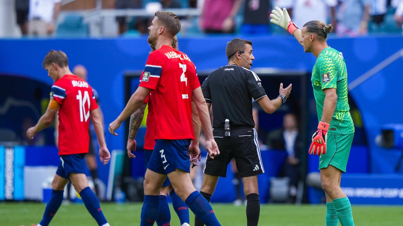 Il portiere norvegese cerca di spiegare l'accaduto a Turpin
