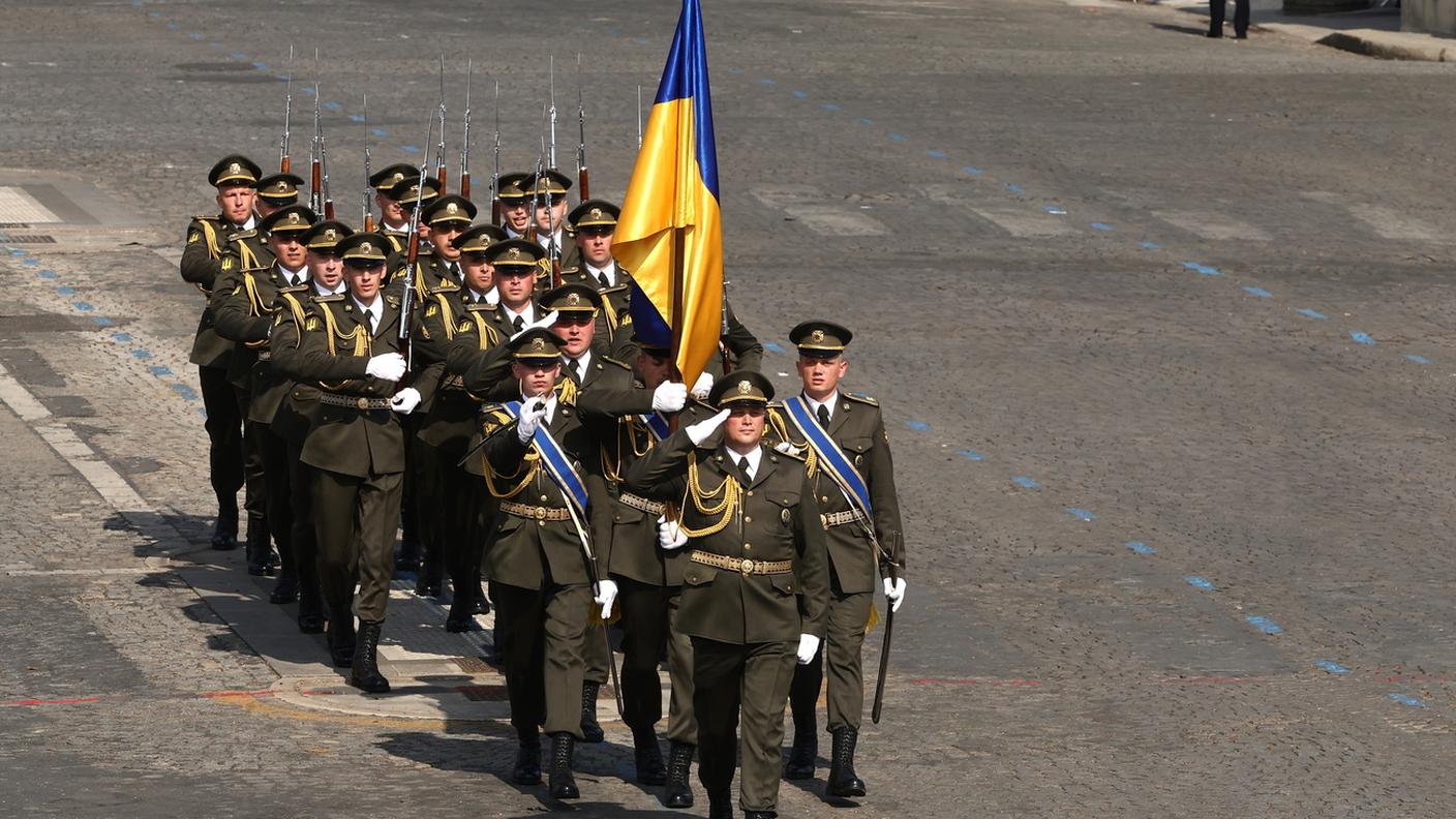 Membri delle forze armate ucraine hanno sfilato alla parata militare