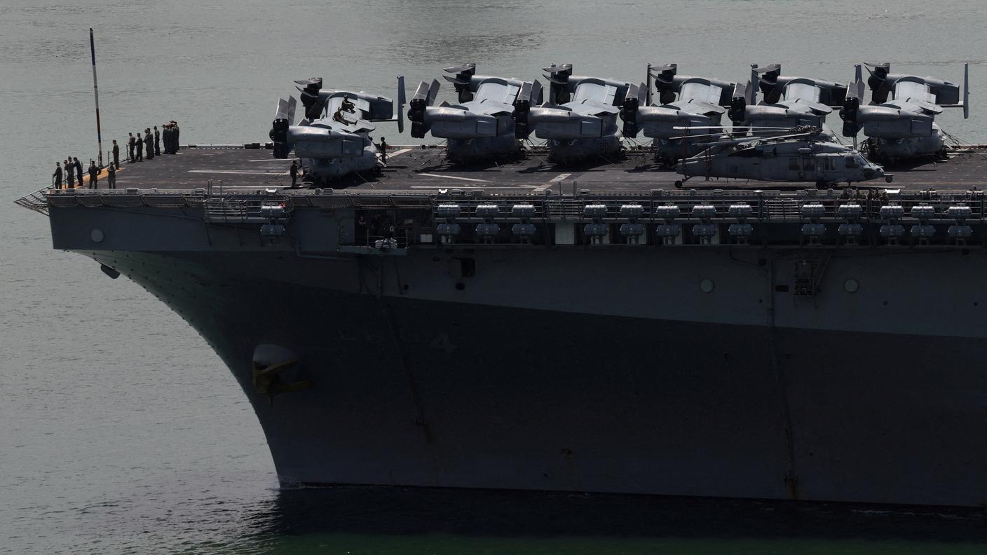 La portaerei USA "Boxer". Caccia americani si sono alzati in volo per bombardare l'Iran