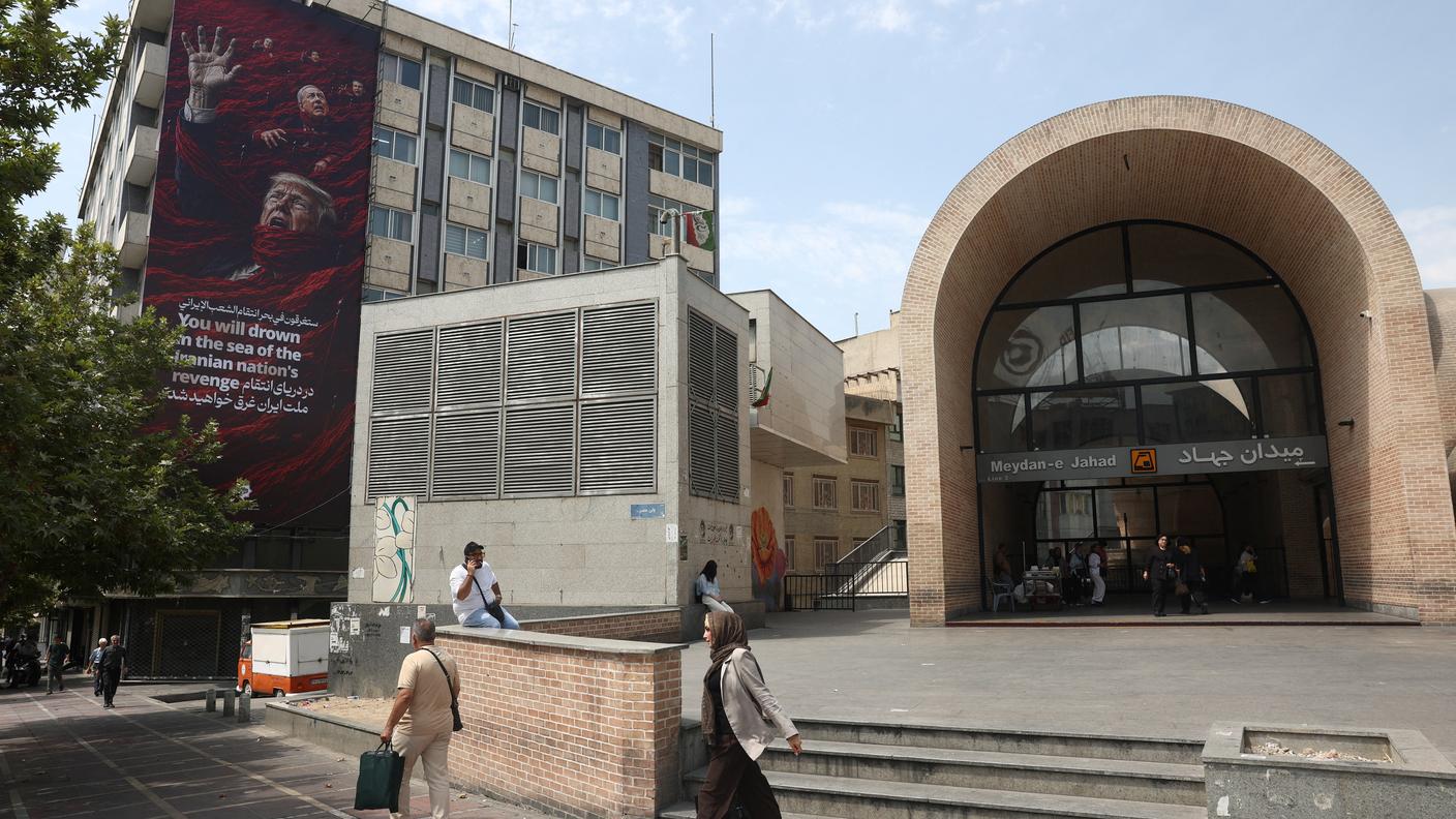 Manifesti anti-USA e Israele ad una stazione della metro di Teheran