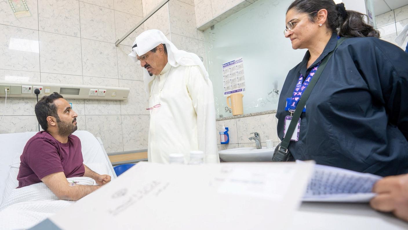 Il premier del Kuwait, sceicco Ahmad Abdullah Al-Ahmad Al-Sabah, visita in ospedale un uomo ferito dagli attacchi iraniani