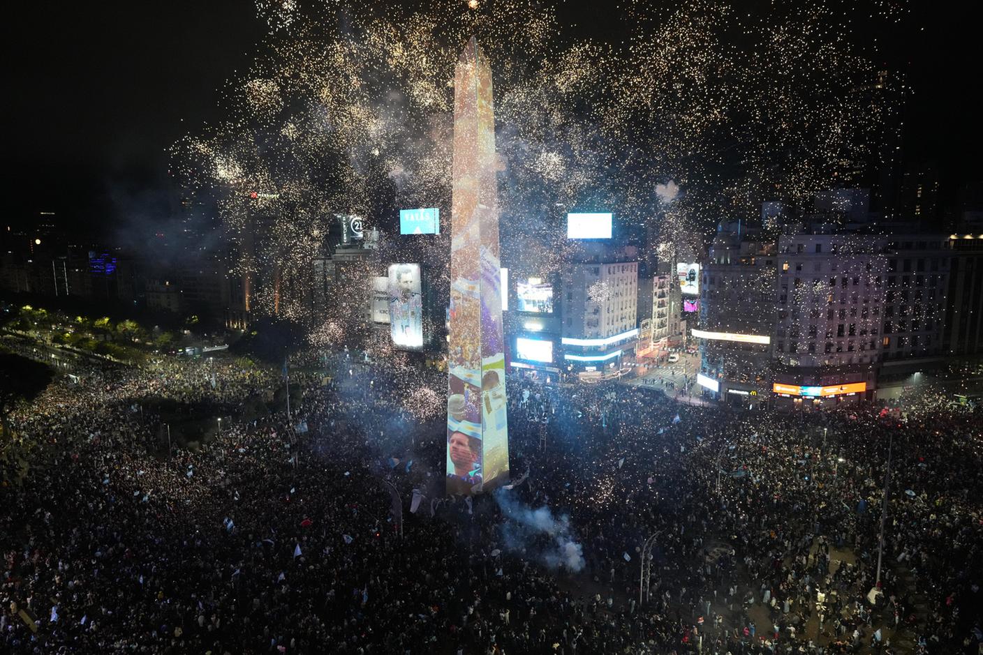 La folla radunata in piazza a Buenos Aires
