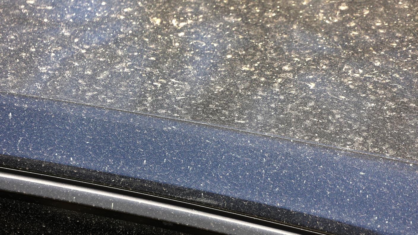 Le tipiche tracce lasciate sulla carrozzeria di un'automobile