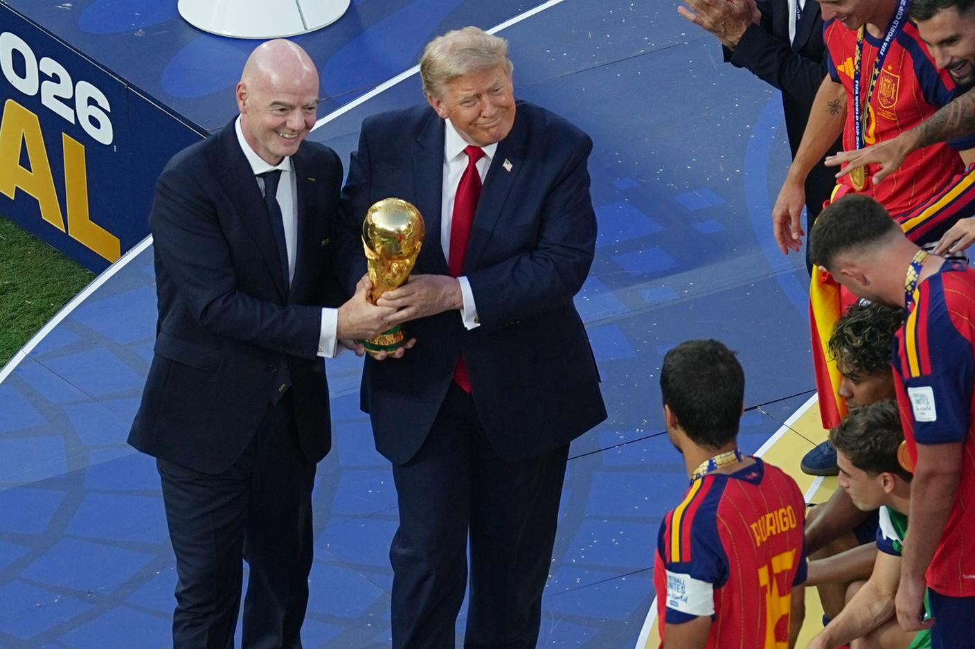 Gianni Infantino e il presidente degli Stati Uniti Donald Trump durante la premiazione