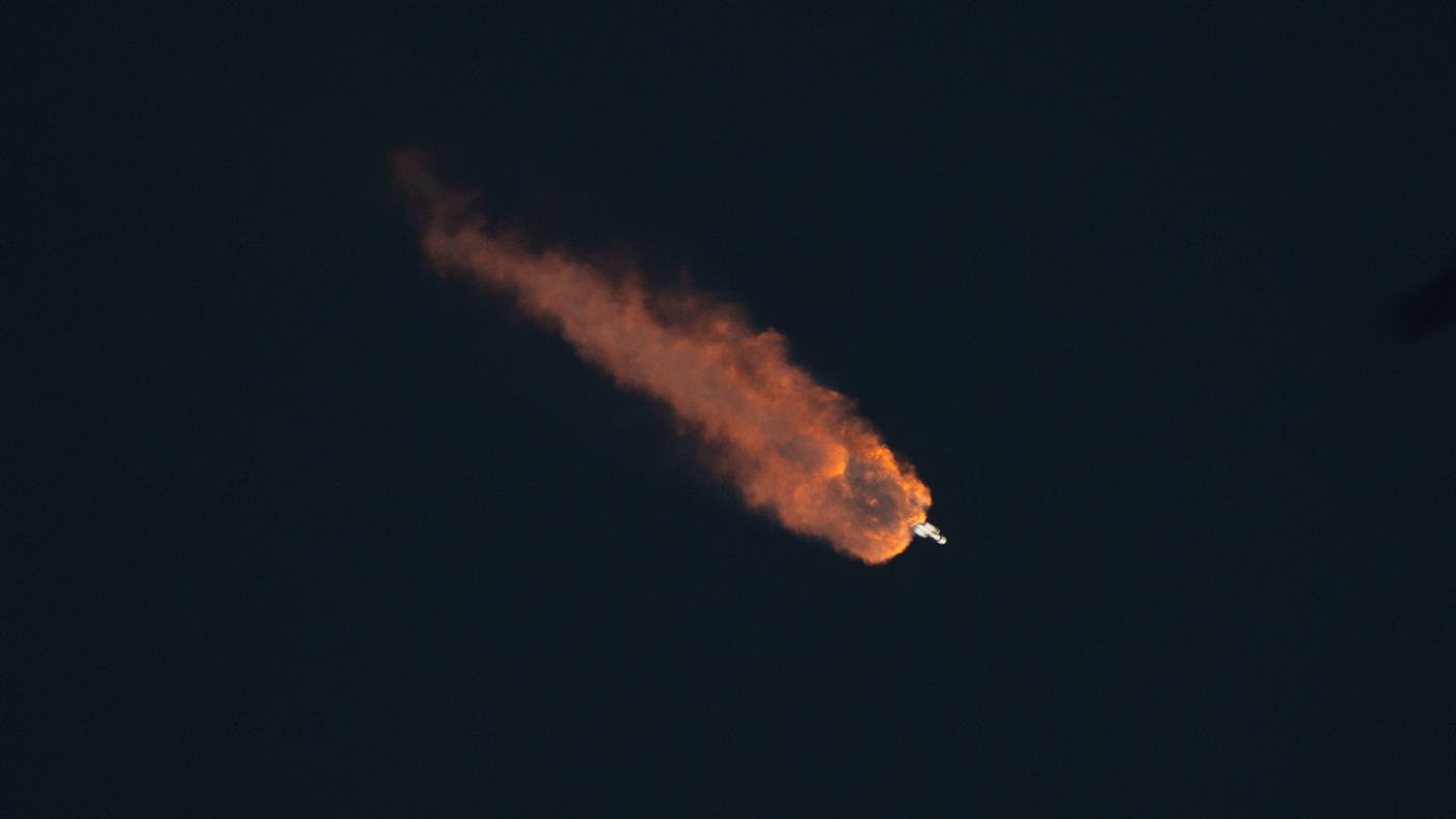 L'immagine, fornita dalla NASA, del razzo Falcon Heavy di Space X, che trasporta il telescopio Roman