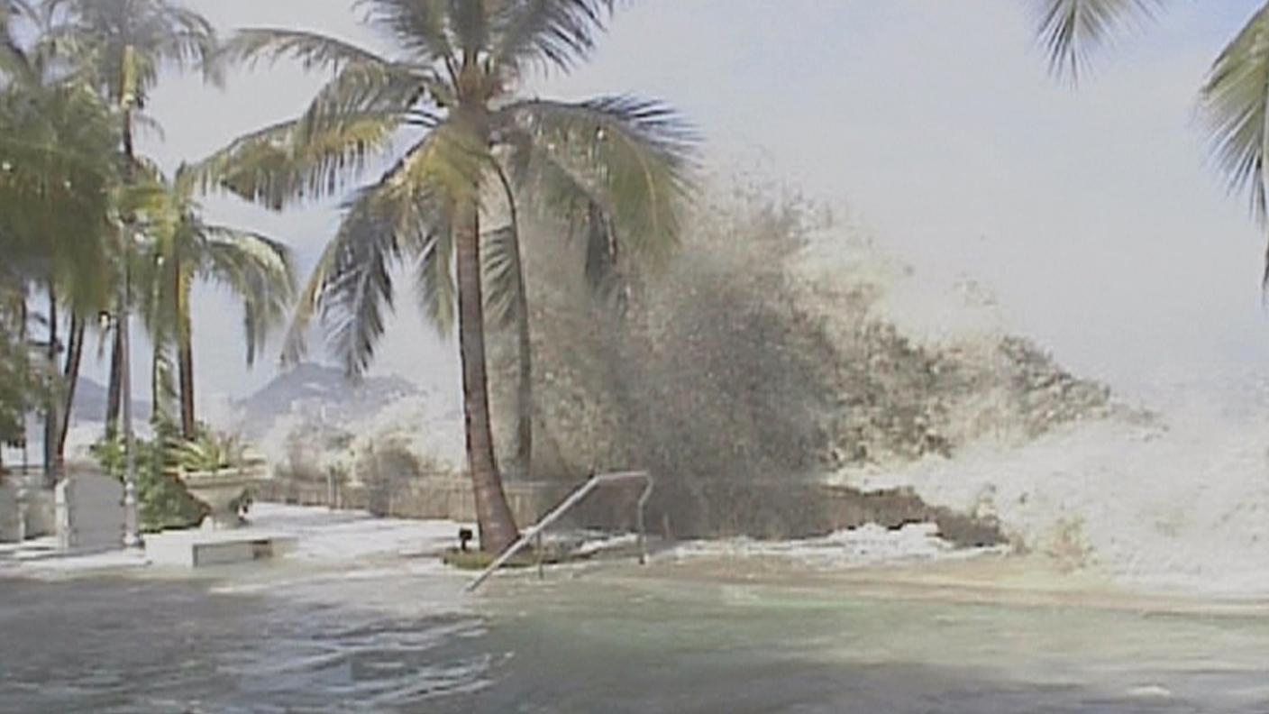 Dieci anni fa: un'onda anomala investe la spiaggia a Penang, Malesia