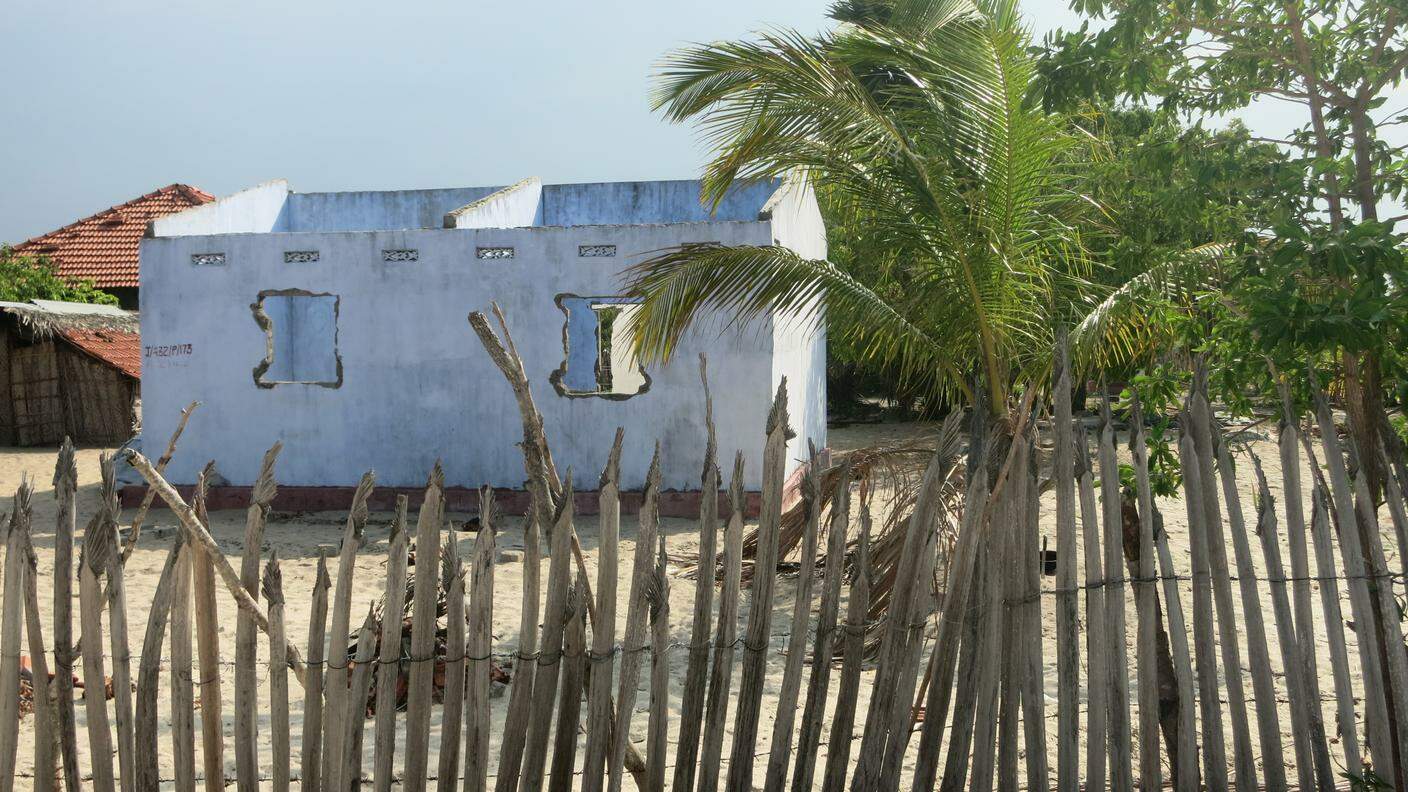 Casa distrutta dai militanti delle LTTE