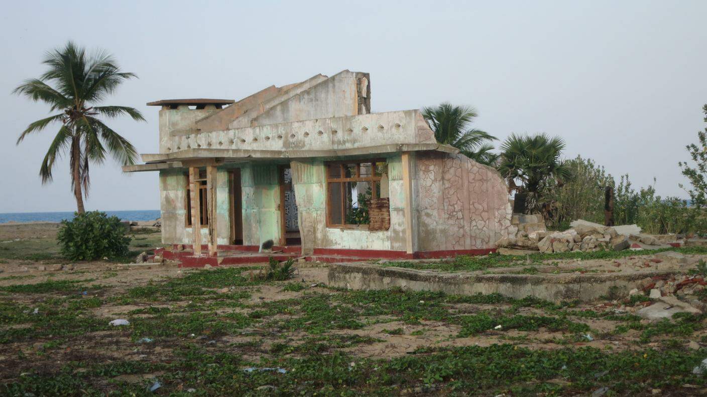 Quello che rimane di una casa dopo lo tsunami e dopo la guerra...