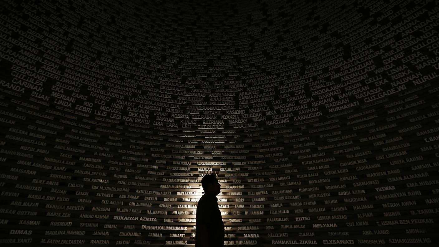 Un uomo legge i nomi delle vittime su un muro del Museo dello tsunami a Banda Aceh, Indonesia Reuters.jpg