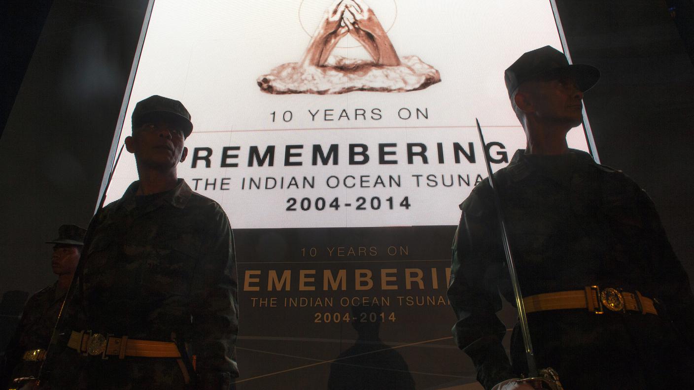 Soldati di guardia al memoriale dello tsunami a Khao Lak, in Thailandia.jpg