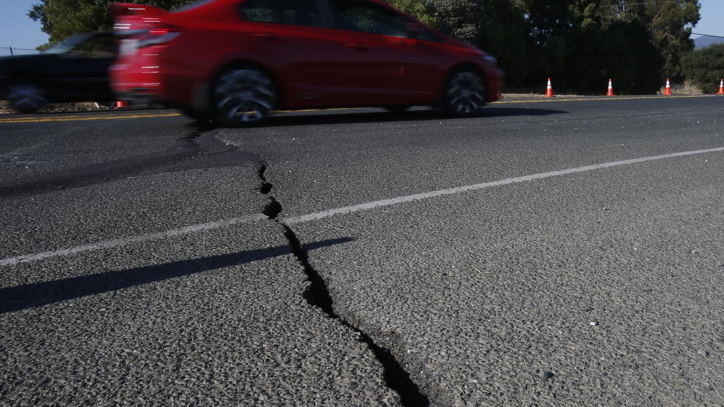 Danneggiati numerosi edifici e strade