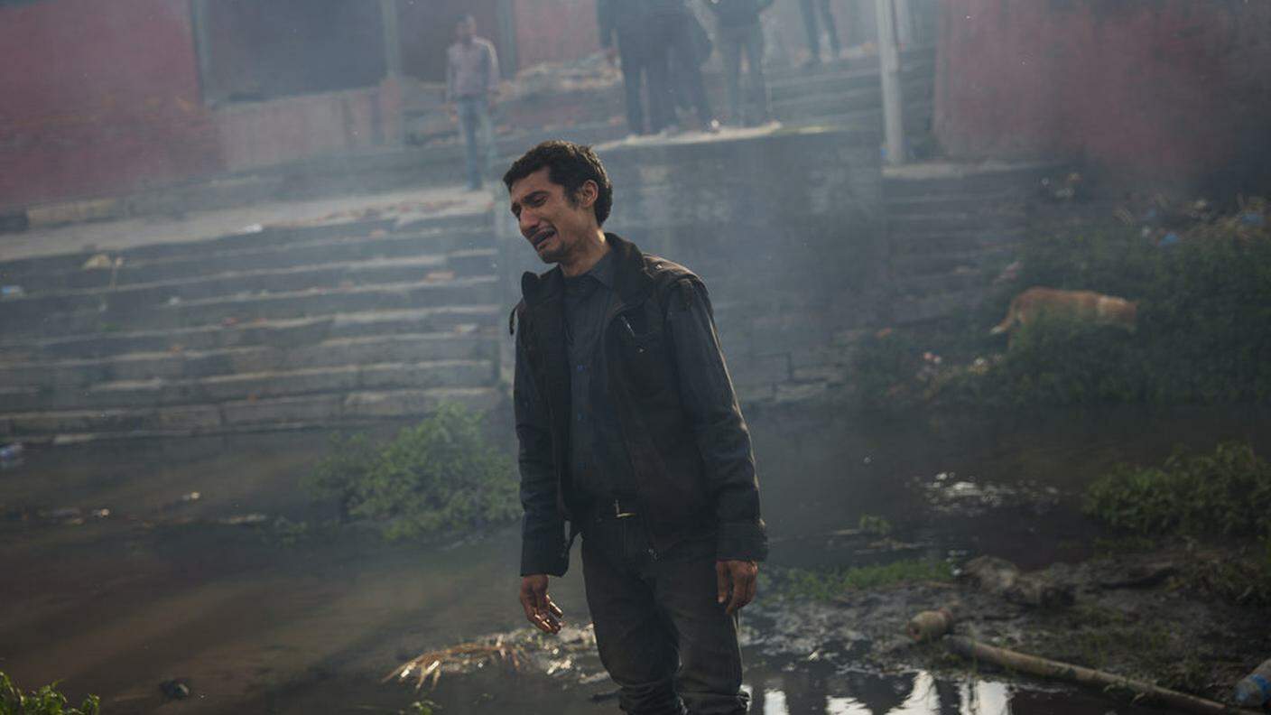 Fango, detriti, fumo e dolore per le strade di Kathmandu