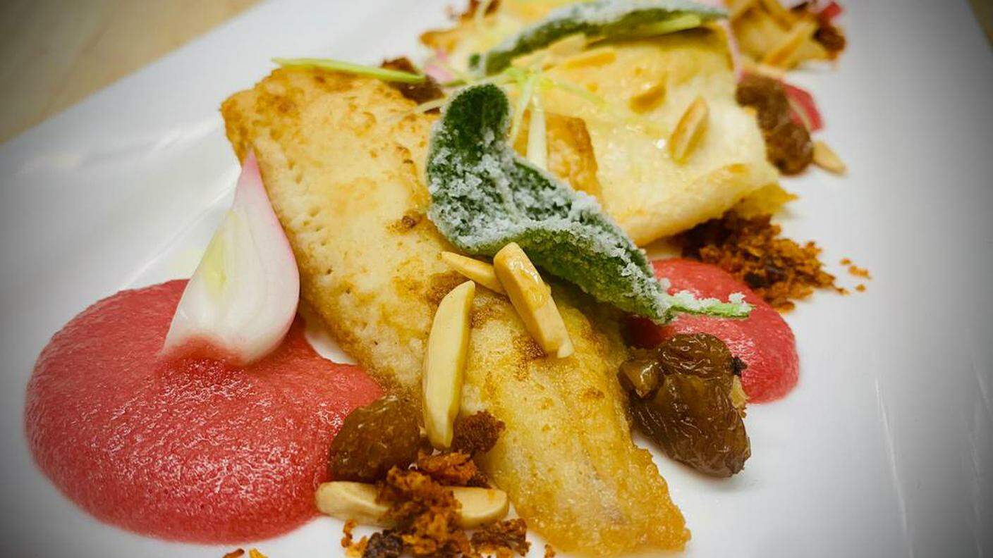Pesce persico in carpione, crema di cipolla rossa, salvia fritta, mandorle e uvetta.jpg