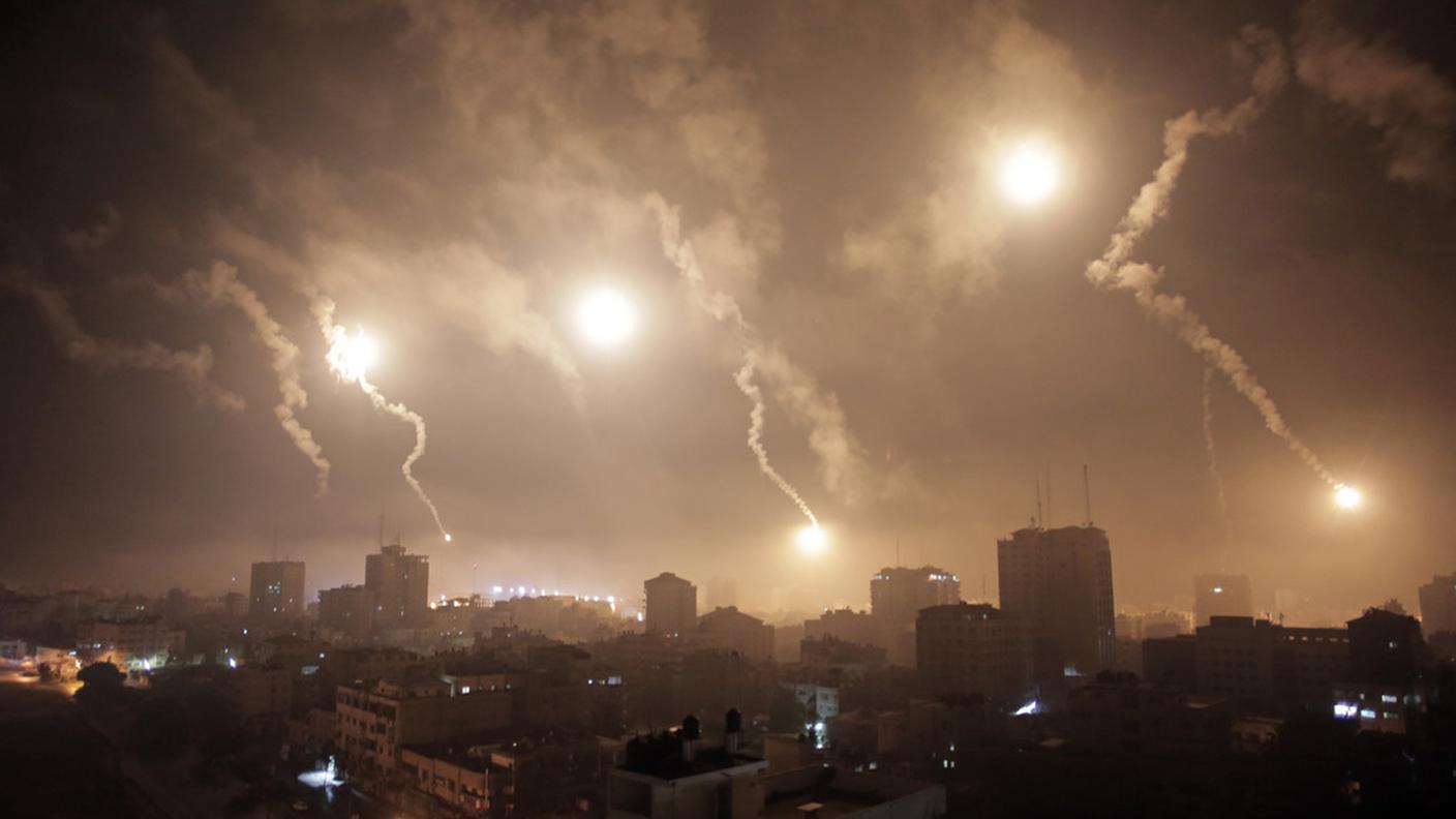 Gaza illuminata dall'esercito israeliano