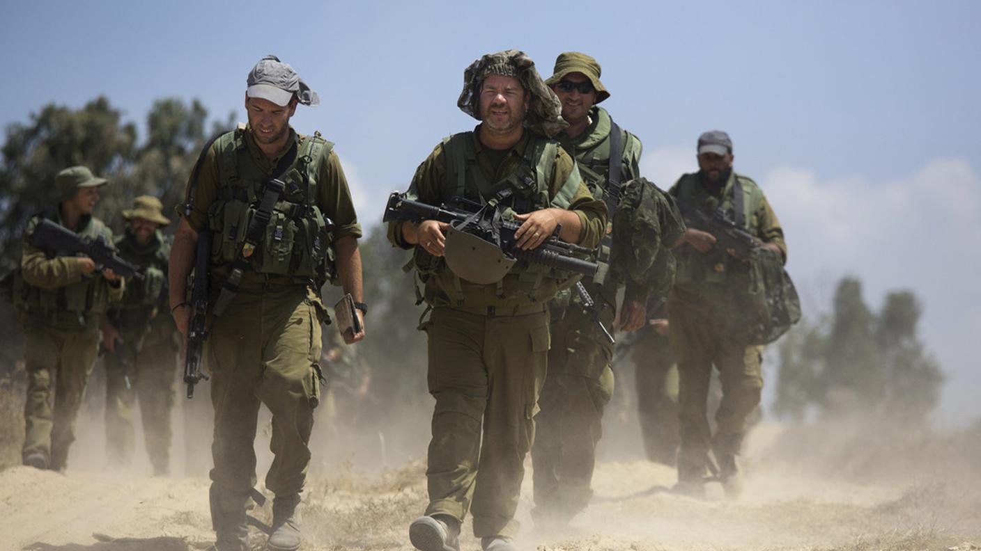Soldati israeliani sul confine fra Gaza e Israele