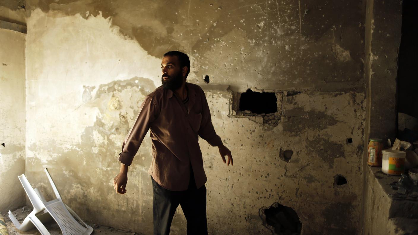 Un uomo palestinese tra le rovina della sua casa 